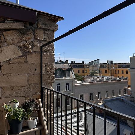 White Door Apartments Mansard Heart Of Odessa 2 Zewnętrze zdjęcie