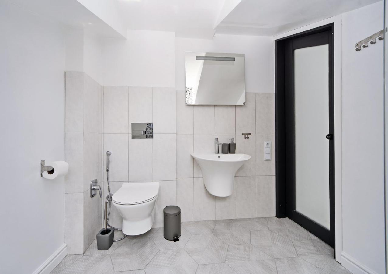 White Door Apartments Mansard Heart Of Odessa 2 Zewnętrze zdjęcie