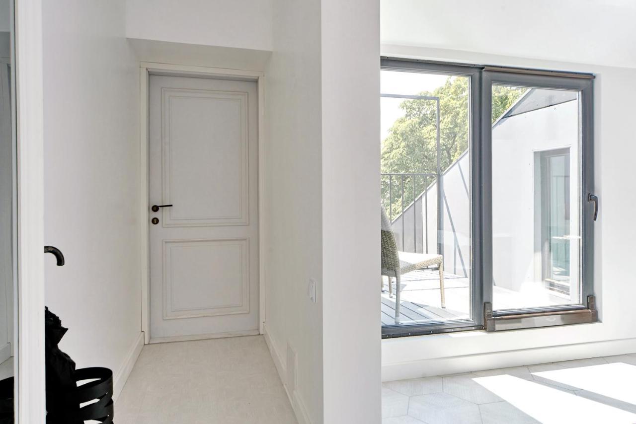 White Door Apartments Mansard Heart Of Odessa 2 Zewnętrze zdjęcie