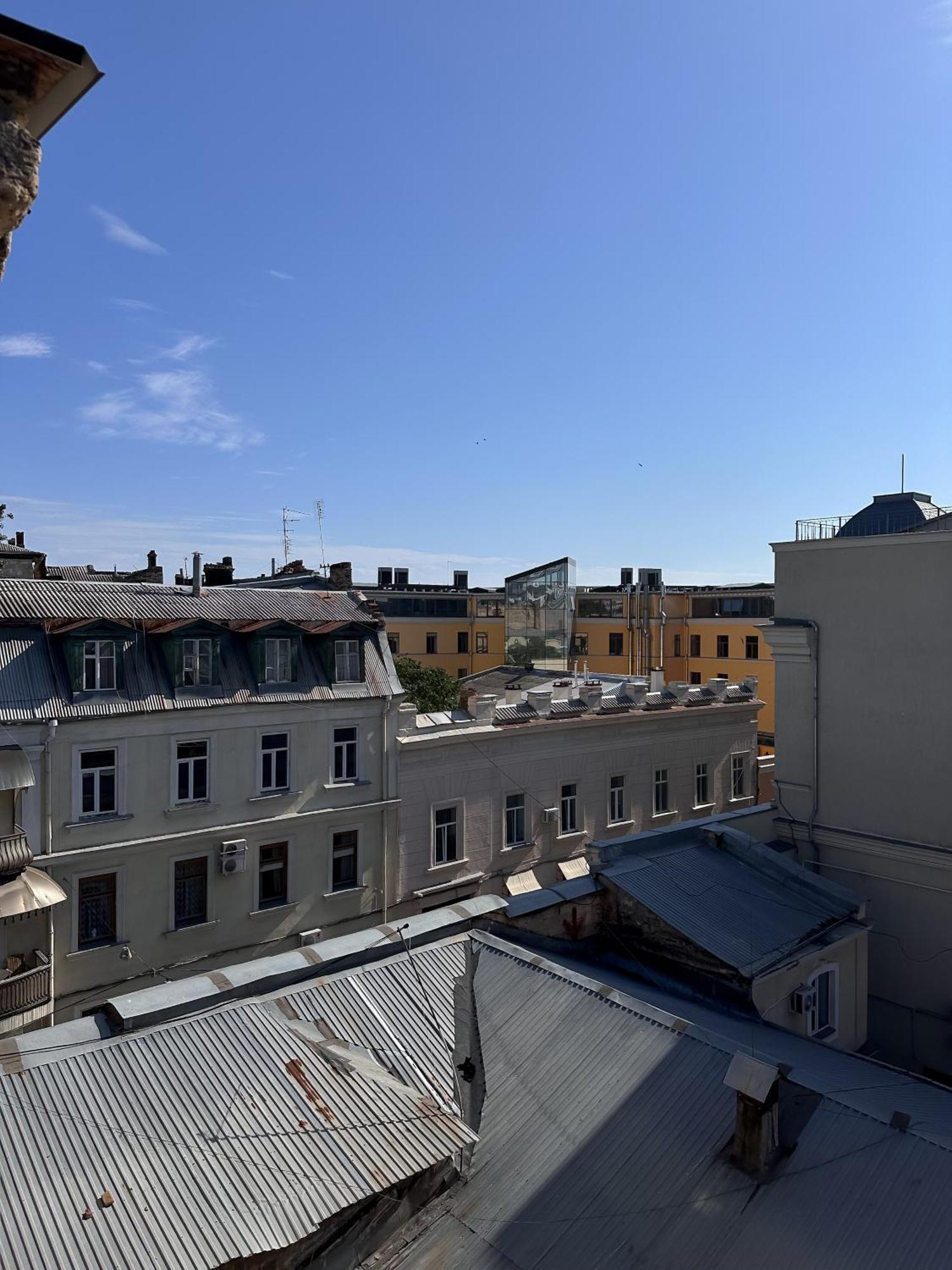 White Door Apartments Mansard Heart Of Odessa 2 Zewnętrze zdjęcie