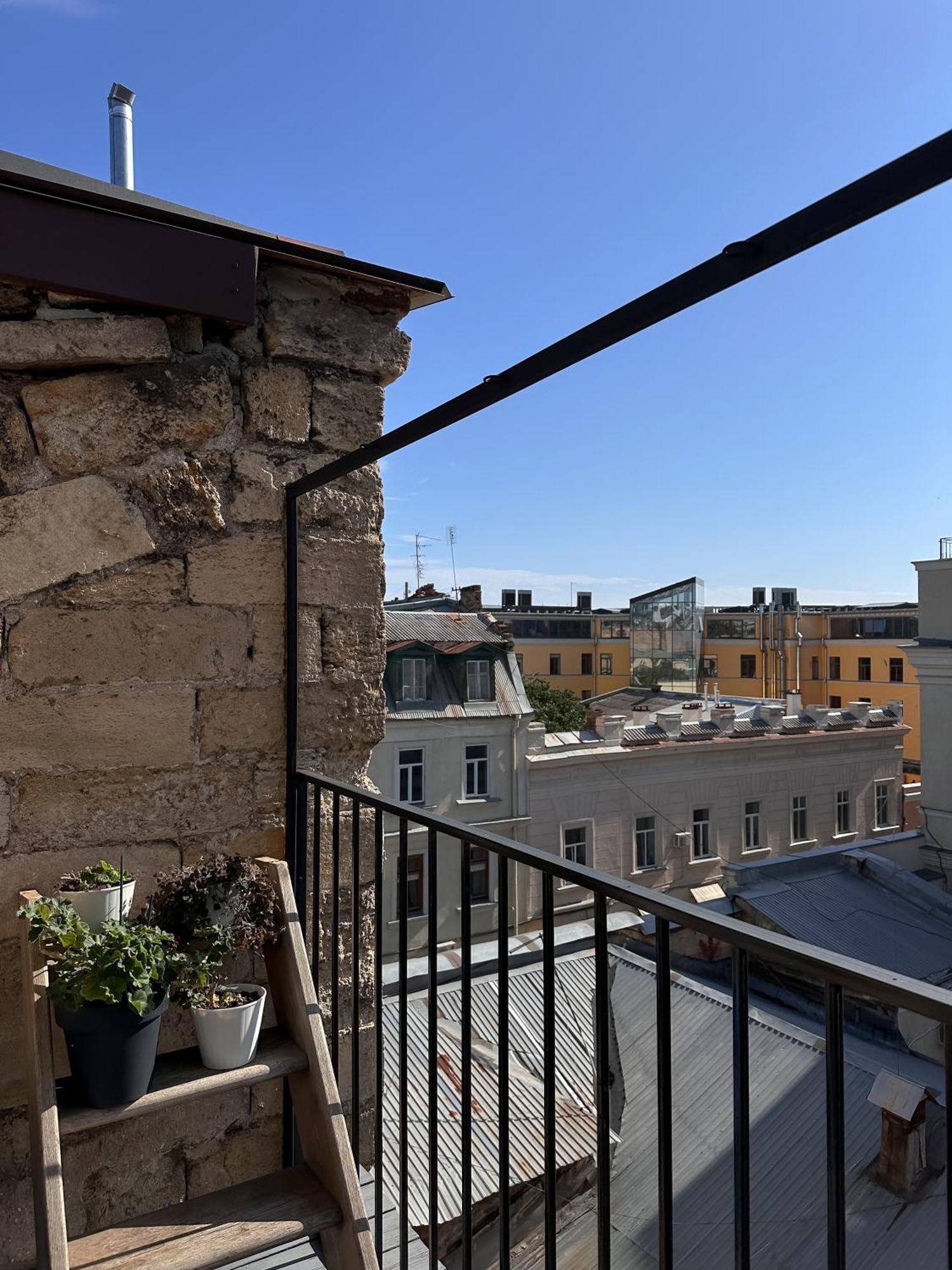 White Door Apartments Mansard Heart Of Odessa 2 Zewnętrze zdjęcie